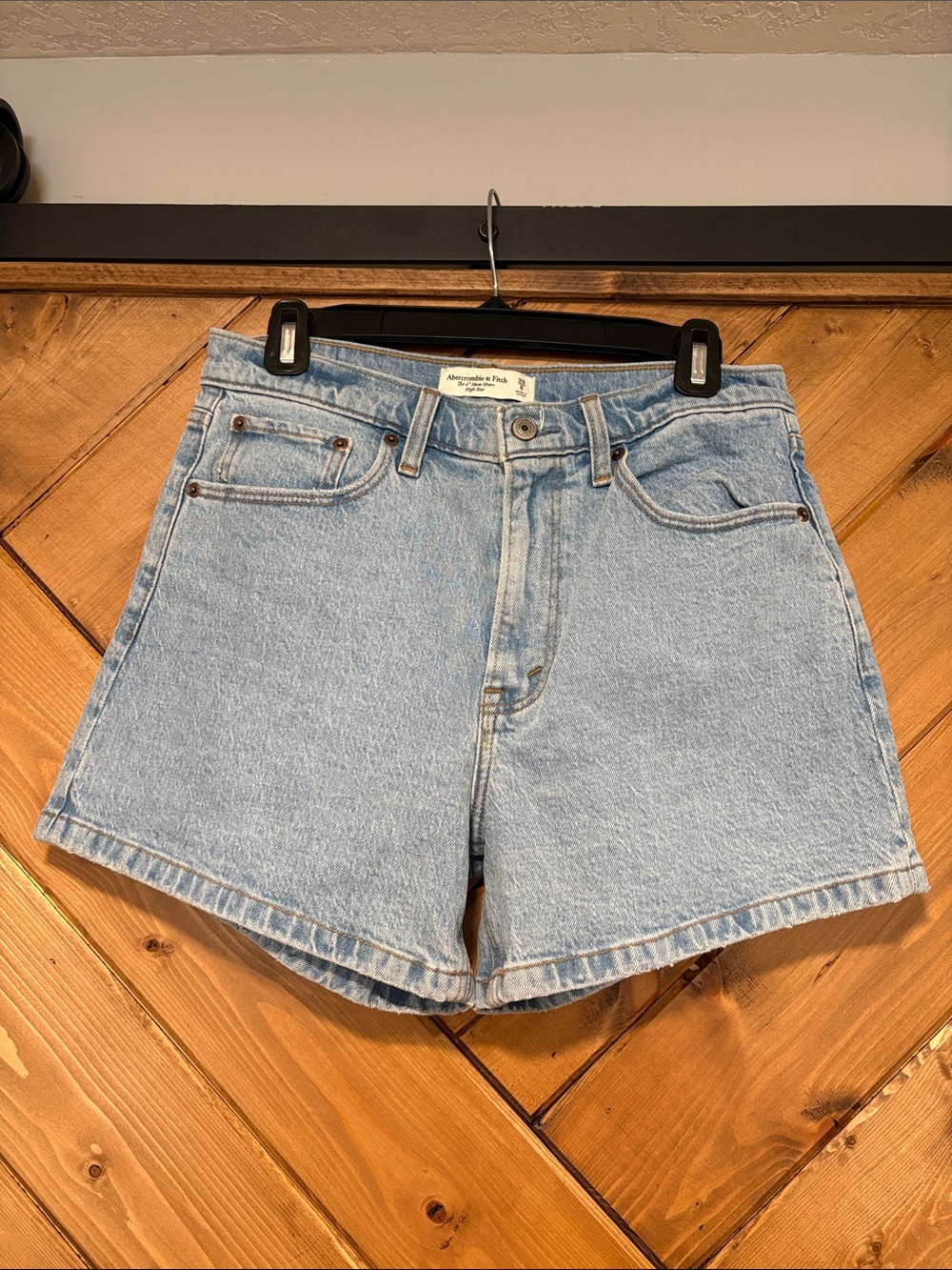 Abercrombie & Fitch High-Rise Light Wash Denim Shorts 4” Mom Short 28 | 6